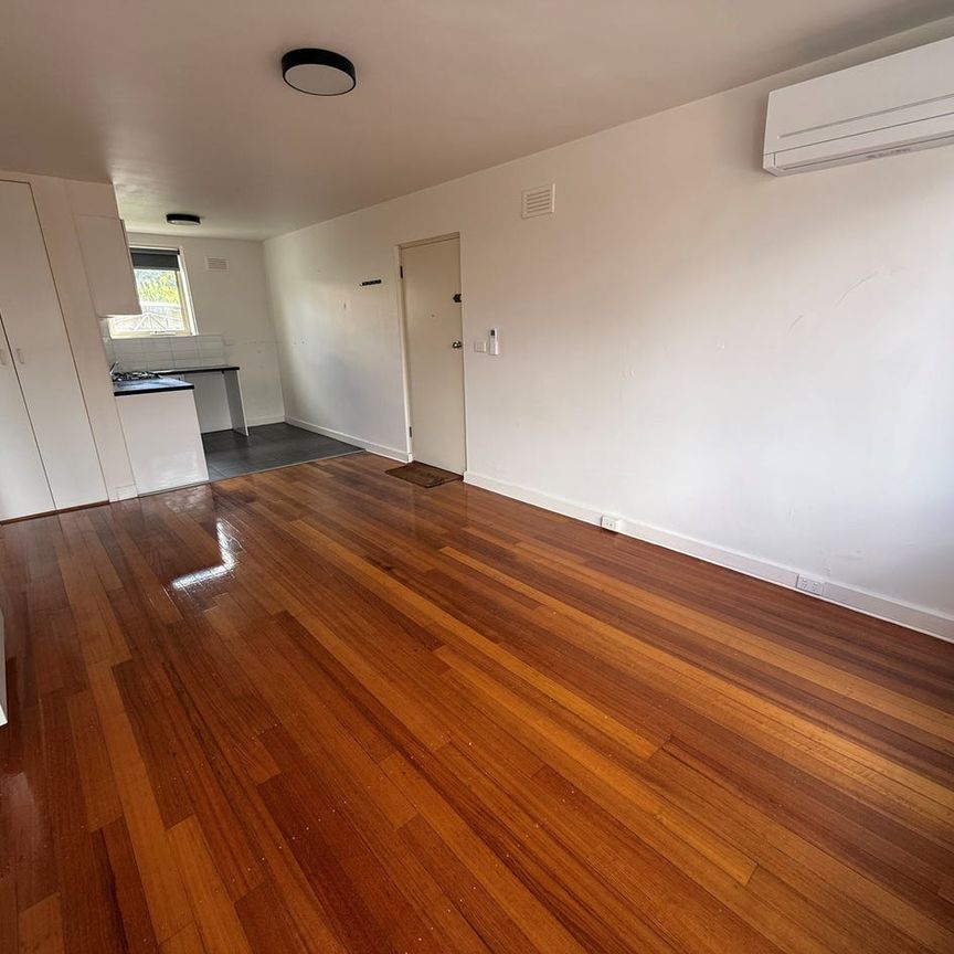 RENOVATED GROUND FLOOR APARTMENT - Photo 1