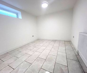 Three bedroom Ground Floor Annex Flat to rent- ideal for working pr... - Photo 2