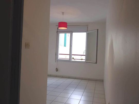 Location Appartement 1 pièce 15m² ST DENIS 97400 - Photo 1