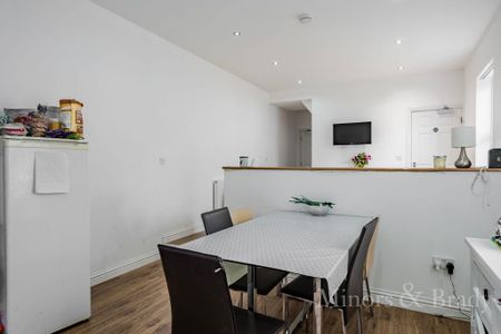 5 bedroom semi-detached house to rent - Photo 2