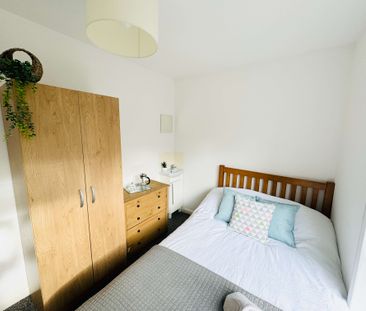 A Comforting 6 Double Bedrooms for Rent in Brighton - Photo 1