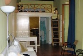 Trastevere-Terrace: 45sqm. Charming studio loft. Entrance, living room, separate kitchen, renovated bath, sleeping loft, large private terrace. Sunny, silent. Ref. 692