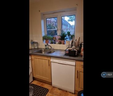 1 bedroom in a flat share to rent - Photo 5