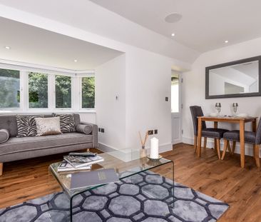 Flat to rent - Baston Road, Bromley, BR2 - Photo 1