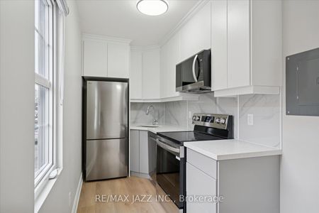 251 Simcoe Street S #203 - Photo 4