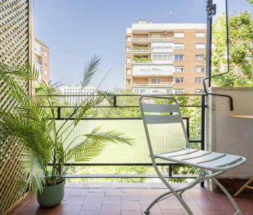 Room in a shared 6-bedroom apartment for rent in Cuatro Caminos - Photo 2