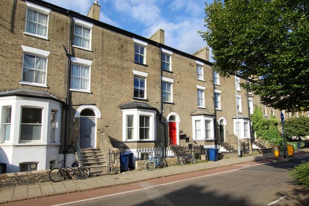 Bateman Street, Cambridge - Photo 1