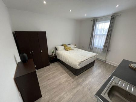 1 bedroom in a house share to rent - Photo 2