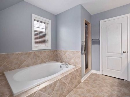 For Lease - 398 VAN KIRK Drive, Brampton, Ontario - Photo 2