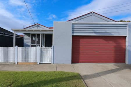 Warm, Inviting and Wonderfully Convenient - Photo 4