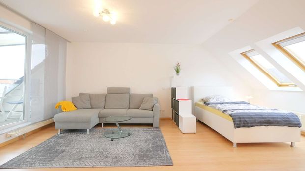 Große 1-Zimmer-Wohnung mit Balkon, Internet und Reinigung - Photo 1