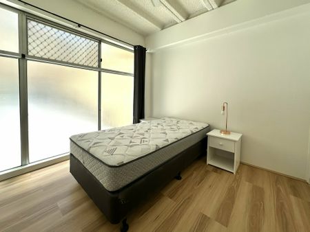 TWO-BEDROOM FURNISHED UNIT IN THE HEART OF SURFERS PARADISE AVILABLE NOW - Photo 2