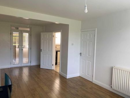 4 Woodlawn, Carrickfergus, BT38 8PU - Photo 2