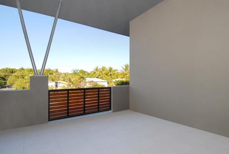 STUNNING 2 BED 2 BATH APARTMENT - Photo 3