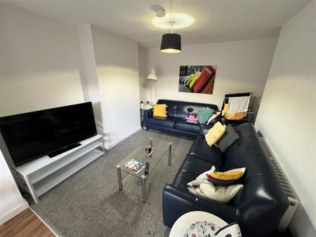 1 bedroom in a house share to rent - Photo 2