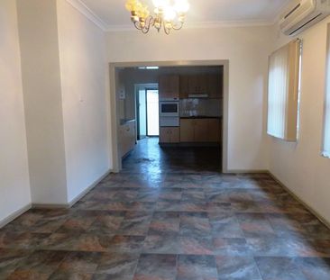 BEAUTIFUL FAMILY HOME!! - Photo 2