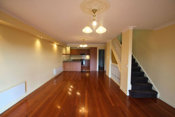 Spacious & Stylish Three-Storey Townhouse in Prime Location. - Photo 1