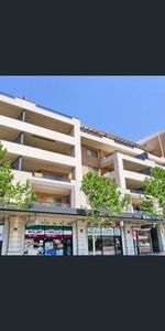 East Aspect Renovated Timber Floor Luxury Apartment & Only 3 Minutes Walk To Station - Photo 4