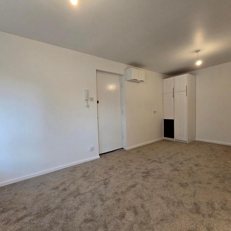 Studio to rent - Photo 1