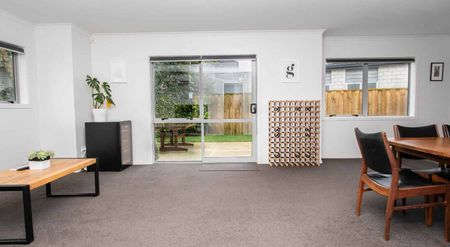 Modern four bedroom townhouse, close to river walks and CBD - Photo 4