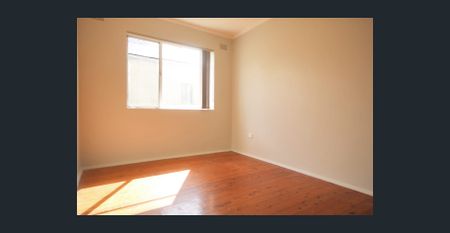 Updated 2 bedroom residence with rare privare courtyard - Photo 2