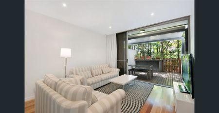 Three level town house. - Photo 2