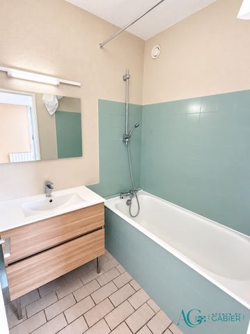 Location Appartement 2 pièces 45m² HYERES 83400 - Photo 3