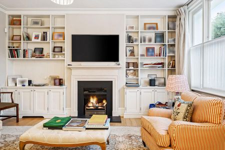 A charming thee bedroom mews house on Lennox Gardens Mews, SW1X. - Photo 4