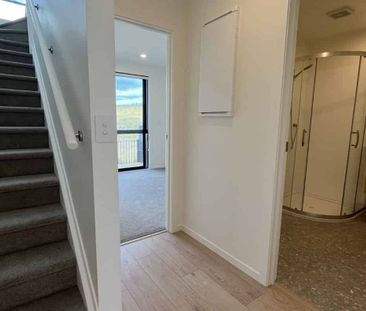 Spacious and Stylish 3 Bedroom Townhouse - Photo 5