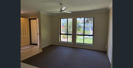 Renovated Large 4 Bedroom Family Home Close to School & Shops! - Photo 2