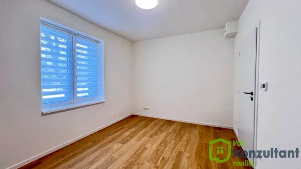 Pronájem bytu 2+kk v Ostravě Mariánských Horách: Váš nový domov v zeleném srdci města - Photo 1