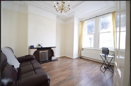 4 bedroom flat to rent - Photo 2