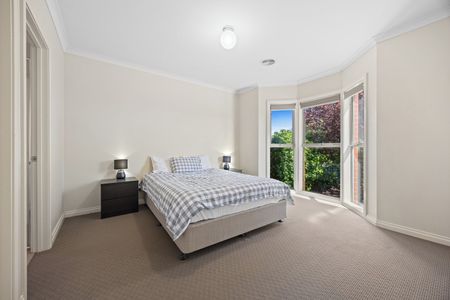 MODERN TOWNHOUSE IN CLOSE PROXIMEITY TO LAKE WENDOUREE & SHOPPING CENTERS - Photo 3