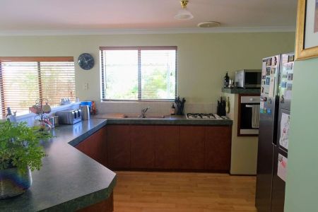 GREAT FAMILY HOME - Photo 4
