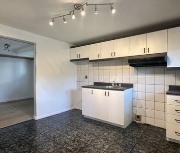 Sérénité moderne, appartement rénové, demi-sous-sol à Saint-Léonard - Photo 5