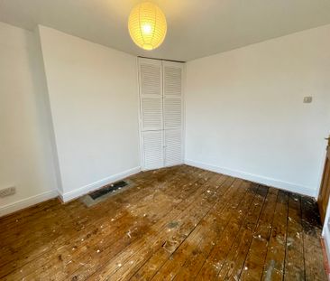 3 bedroom mid terrace to let - Photo 6