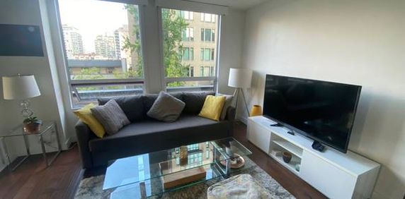 Bright 1Bed+Den Furnished Yaletown apartment - Photo 2