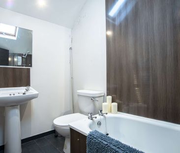 Premium five bedroom property on Coburn Street - Photo 2