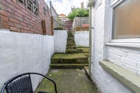 2 bedroom terraced house to rent - Photo 4