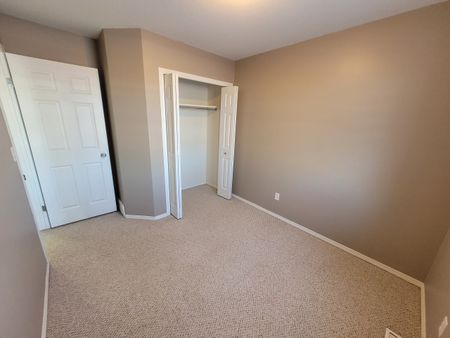 3 Beds & 1.5 Baths Townhouse Style Property In Lakewood Area - Photo 5