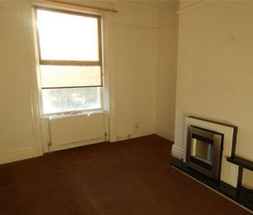 3 Bed - Halifax Old Road, Birkby, Huddersfield - Photo 6