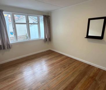 Central living with stunning views - Photo 1
