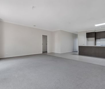 2/5 Ligar Street, Sunbury, VIC 3429 - Photo 4