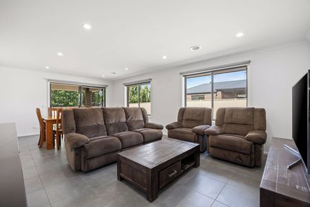 FAMILY HOME IN YORKDALE ESTATE WITH SIDE ACCESS - Photo 3