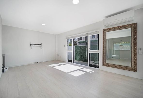 Stylish Parnell Townhouse in Double Grammar Zone – Prime Location! - Photo 1