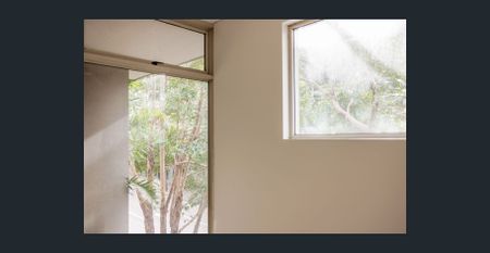 Split-level loft-style residence with warehouse feel - Photo 3