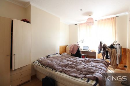 Honeysuckle Road, Southampton - Photo 2