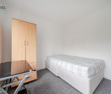 4 bedroom semi-detached house to rent - Photo 2