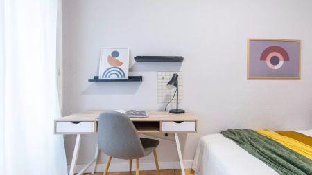 Room in a shared 7-bedroom apartment for rent in Argüelles, all bills included - Photo 5
