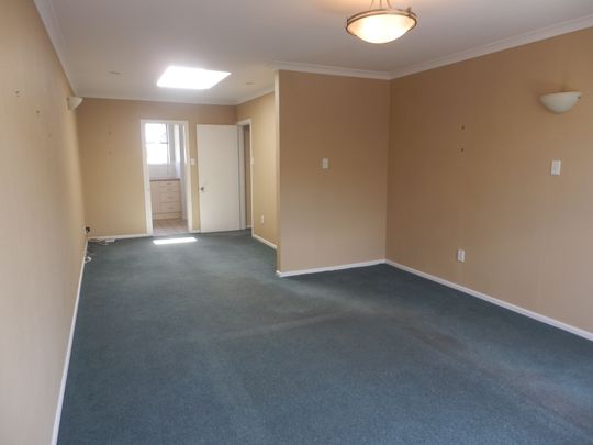 Warm & Comfortable Two-Bedroom Flat Close to Amenities - Photo 1